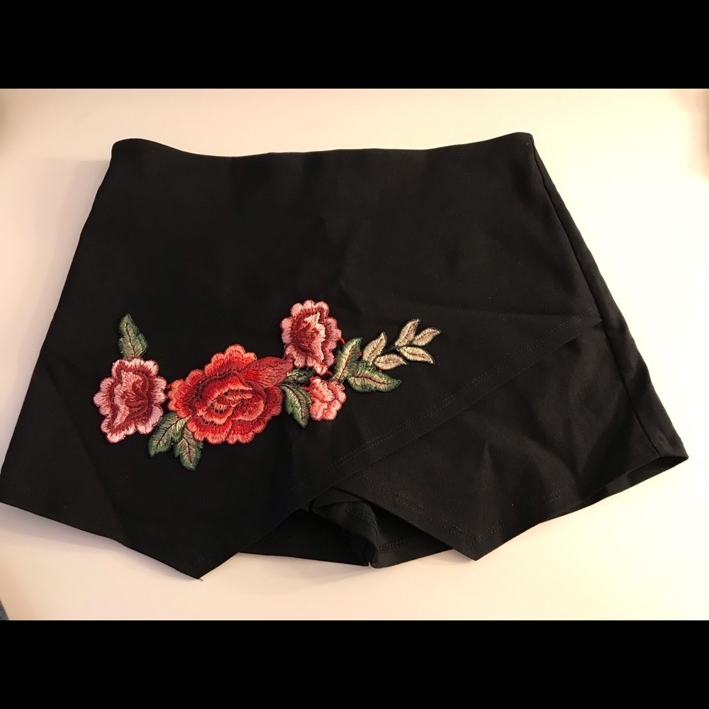 Black embroidered shorts 🌹